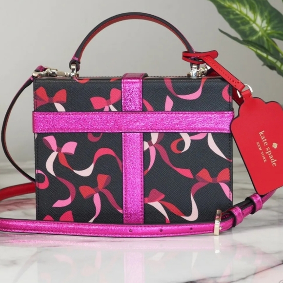 KATE SPADE WRAPPING PARTY RIBBONS GIFT BOX REFINED LEATHER CROSSBODY - Picture 2 of 6